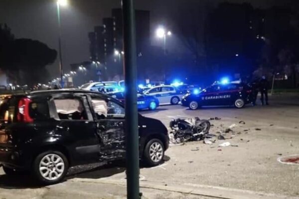 Schianto tra auto e moto a Napoli, Alessandro e Genny muoiono nell’impatto a Scampia