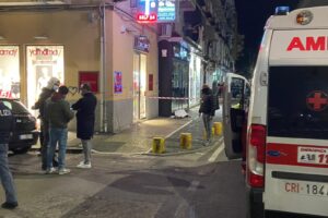 Napoli, agguato a Fuorigrotta: uomo ucciso in strada