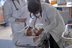 Vaccinata contro il Covid a poche settimane dal parto, mette al mondo bimba con anticorpi: “È il primo caso al mondo”