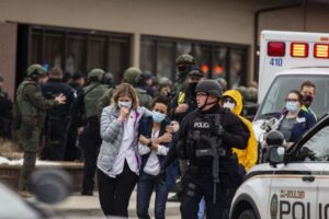Usa, uomo armato di fucile spara sulla folla in un supermercato in Colorado: 10 morti, uno è un poliziotto