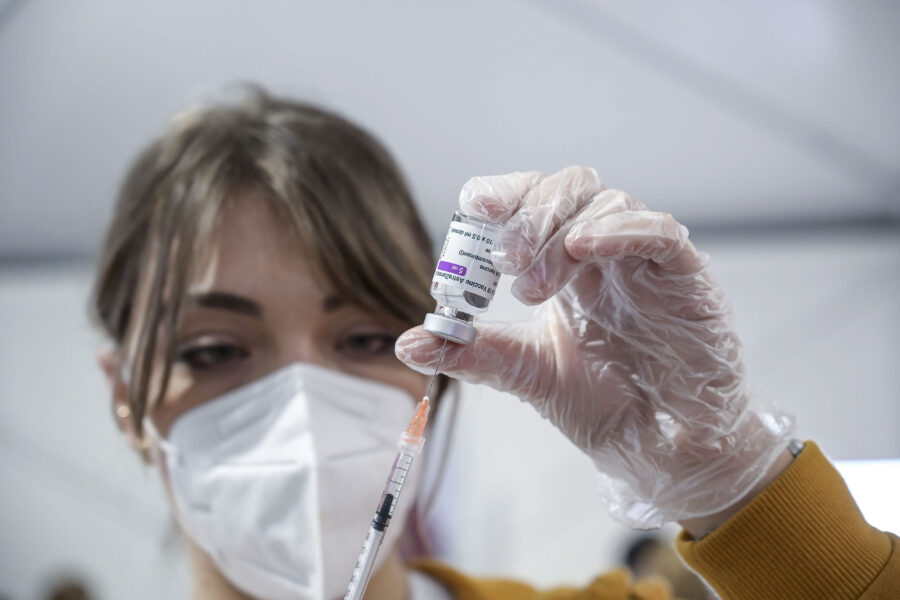 CENTRO VACCINAZIONI HUB TERMINI 
VACCINO ASTRAZENECA
SIRINGA
FIALA
GUANTO GUANTI
INIEZIONE
MASCHERINA