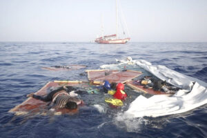Strage in mare: 130 naufragi in difficoltà da giorni, ma con le Ong lontane gli Stati hanno fatto finta di niente…