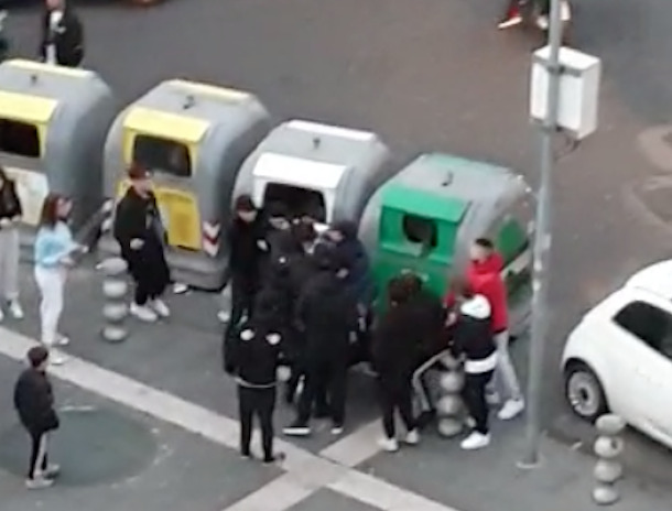 Napoli, il video delle mazzate tra paranze di ragazzini a Materdei: “Nessuno fa niente”