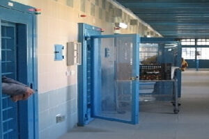 Focolaio nel carcere di Melfi, 52 positivi (3 in ospedale): “Noi abbandonati”