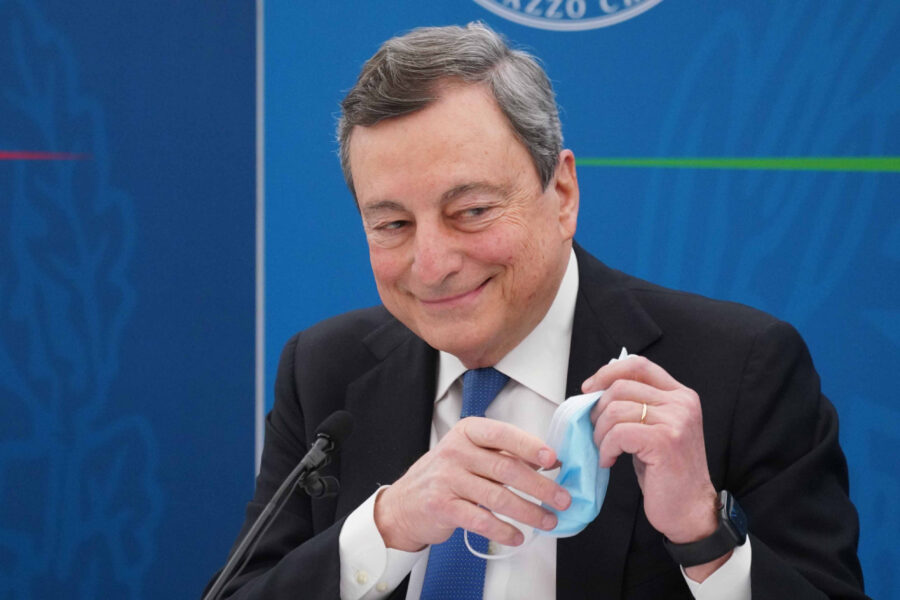Riaperture, Draghi non cede e va allo scontro coi governatori: gli studenti devono tornare in classe