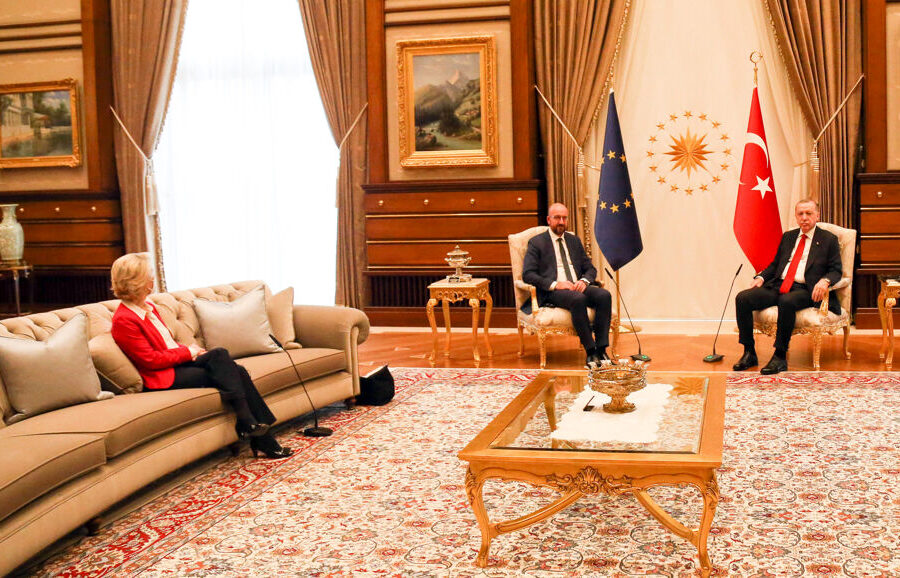 Erdogan e lo sgarbo all’Europa, il ‘Sultano’ turco lascia von der Leyen senza sedia: scoppia il ‘sofagate’