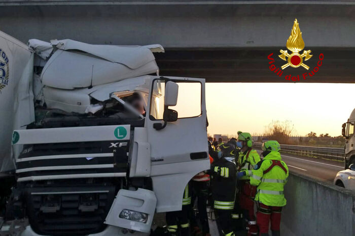 Doppio Incidente Tra Furgone E Tir In Autostrada: Due Morti Schiacciati ...