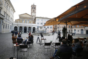 Cosa desiderano i cittadini campani: cenare al ristorante e vaccinarsi