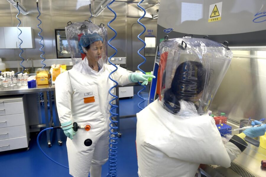 “Tre virologi contagiati a Wuhan già a novembre 2019”, lo studio Usa fa infuriare la Cina