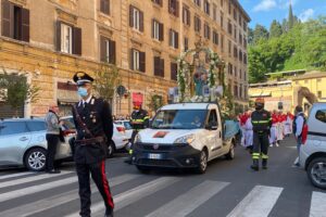 Testaccio, la processione fa il giro del Rione: folla ed emozioni per la Madonna