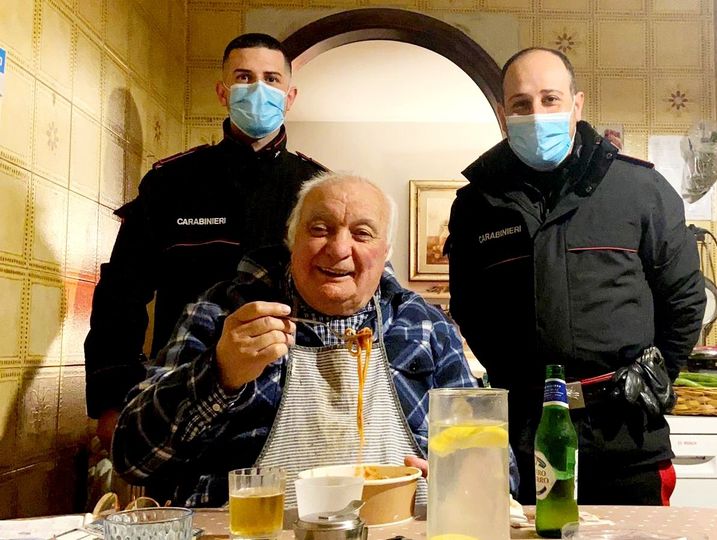 “Sono solo, disabile e non ho nulla da mangiare”: i carabinieri gli portano la cena a domicilio