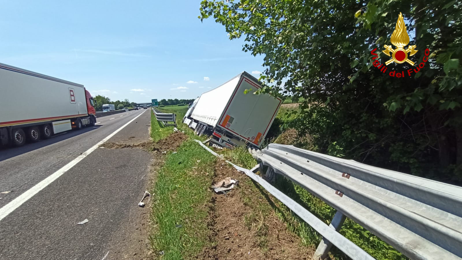 Tir Tampona Furgone Fermo In Corsia D'emergenza Sull'A13 E Finisce ...