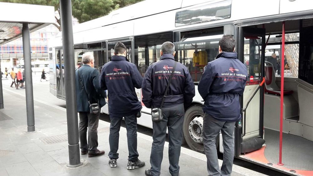 Controllore Atac chiede il biglietto ma viene aggredito dal passeggero