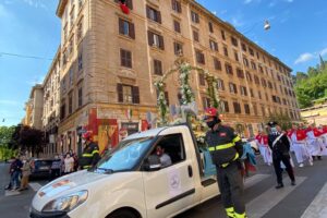 Testaccio, la processione fa il giro del Rione: folla ed emozioni per la Madonna