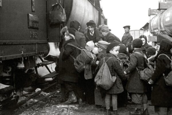 “L’ombra di Berlino”, i dolori del giovane Hans che fuggì da Hitler in treno