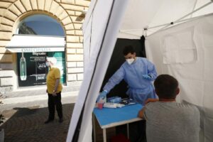 Coronavirus, meno di 100mila contagiati attivi in Italia: 37 morti e positività al 0,7%
