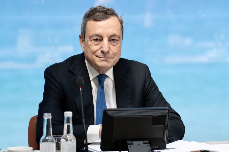 Draghi farà la vaccinazione eterologa: “Under 60 liberi di fare AstraZeneca come seconda dose”