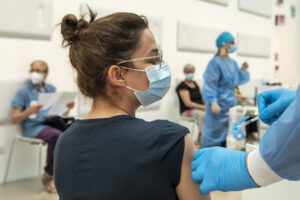 Coronavirus, 7.221 nuovi casi e 43 morti in Italia: tasso di positività al 3,3%
