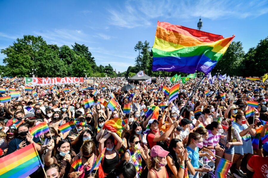 Pride, migliaia in piazza in sei città. Zan: “Italia decida da che parte stare”