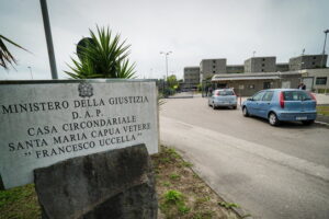 Tensione al carcere di Santa Maria Capua Vetere, la denuncia degli agenti: “Detenuti in rivolta, devastata sezione”