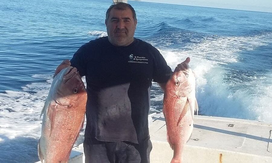 L’assurda storia del pescatore Vincenzo: salva 24 naufraghi e finisce sotto inchiesta