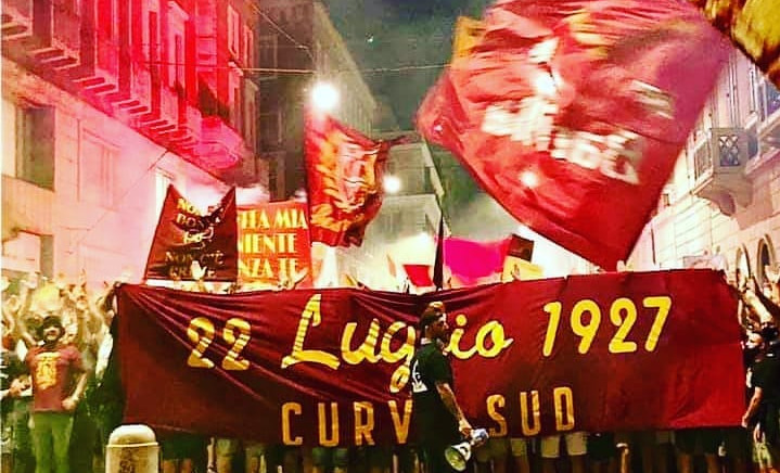 Tifosi della Roma invadono il centro per i 94 anni del club. A rischio nuovi contagi