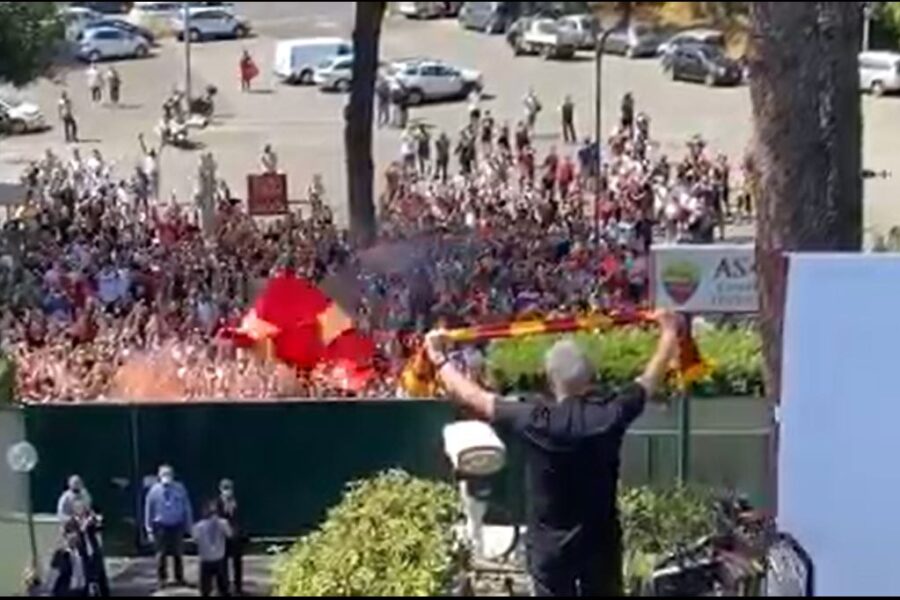 Josè Mourinho a Trigoria accolto dai tifosi