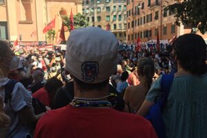 Morte Carlo Giuliani, blitz di Manu Chao in piazza Alimonda: “Mai smettere di denunciare barbarie polizia”