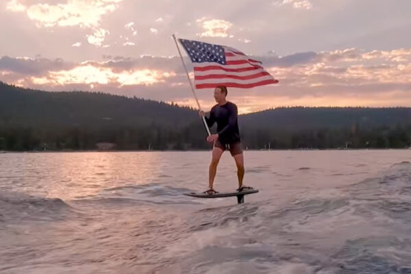 Cos’è l’hydrofoil, la tavola cavalcata da Mark Zucerberg per festeggiare l’Indipendenza USA