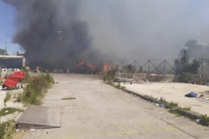 Incendio nel campo rom di Salone: a rischio anche le abitazioni – FOTO E VIDEO –