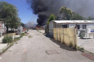 Incendio nel campo rom di Salone: a rischio anche le abitazioni – FOTO E VIDEO –