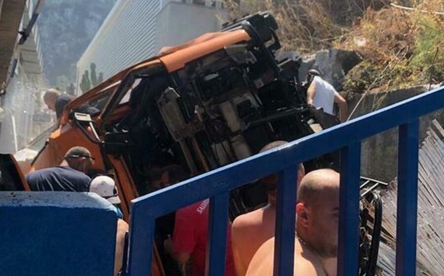 Incidente a Capri, autobus precipita nel vuoto a Marina Grande: un morto e diversi feriti