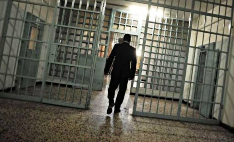 In carcere con la pistola, spara contro 3 compagni di cella: “Situazione insostenibile”
