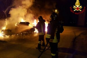 Emergenza rifiuti, rivolta a Tor Bella Monaca: dati alle fiamme 40 cassonetti