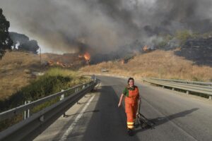 Aspromonte in fiamme, due vittime degli incendi in Calabria: un morto anche in Sicilia