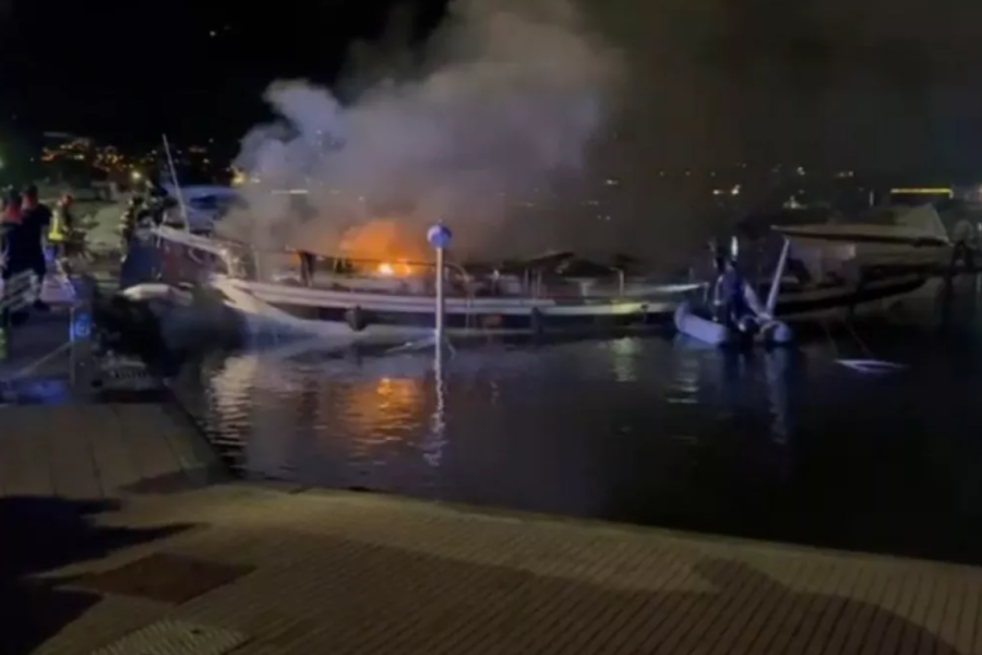 Barca a vela in fiamme nel porto, muore la skipper 29enne: stava dormendo dopo una giornata di lavoro