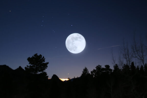 Cos’è la Luna Blu e come vederla nella notte con i pianeti giganti