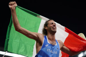 Chi è Gianmarco Tamberi: l’oro olimpico che voleva giocare a basket e il riscatto a Tokyo dopo l’infortunio