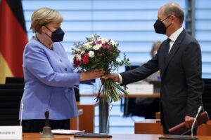 Elezioni in Germania: Merkel saluta, i tedeschi si fidano di Scholz