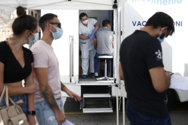 Foto Cecilia Fabiano/ LaPresse 
04 Agosto 2021 Roma (Italia)
Cronaca   
Campagna vaccinale anti Covid 19 itinerante con vaccino Janssen: la tappa al mercato di Ciampino
Nella Foto : il camper ed il gazebo dove viene effettuato il vaccino 


Photo Cecilia Fabiano/ LaPresse 
August 04 , 2021  Roma (Italy) 
News  :  
Itinerant anti Covid 19 vaccination campaign with Janssen vaccine, the stop at the Ciampino market
In the Pic : the sanitary camper