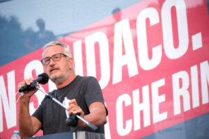 Bobo Craxi e la campagna elettorale per Roma tra maglietta, chitarra e socialismo dei padri