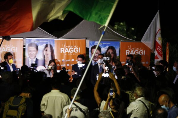 Elezioni Roma, Raggi sale in cattedra: “I miei avversari incompetenti, mi copiano tutto”