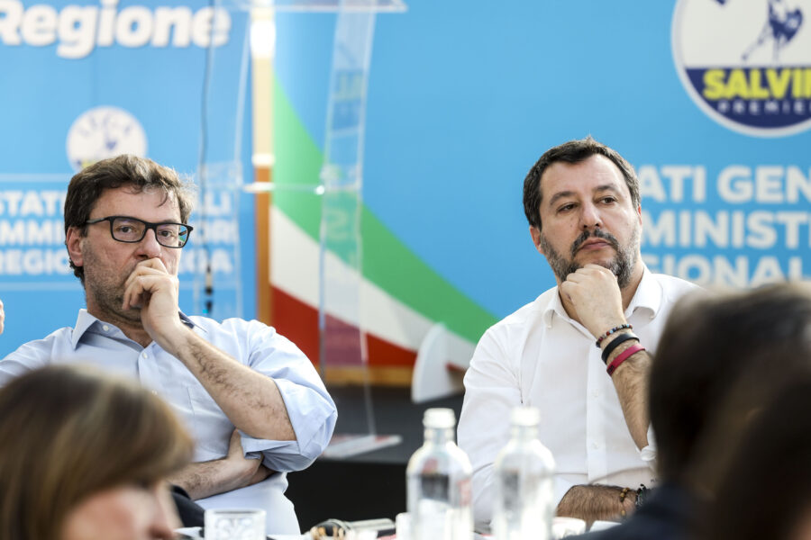 Lega in subbuglio, Salvini deve decidere con chi stare per evitare la scissione