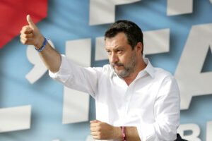 Figuraccia di Salvini sul Green pass, prima il via libera e poi il ‘no’: la Lega si spacca sulla sceneggiata