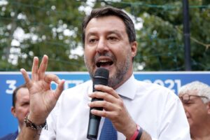 Lega spaccata sul Green Pass, metà dei deputati non vota il decreto bis: Salvini sconfessa Fedriga sui no-vax