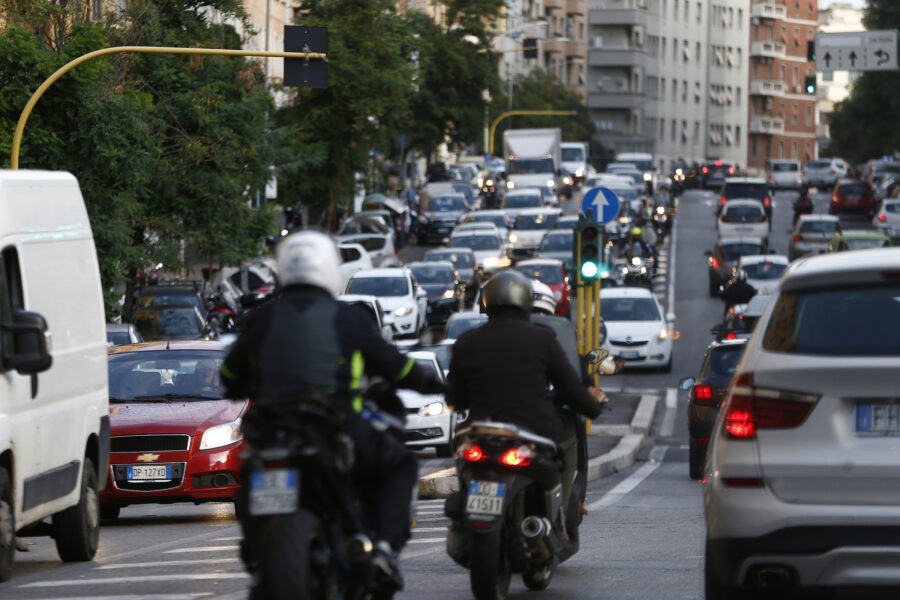 Roma è la città più trafficata d’Italia, Greenpeace: “Mancano mezzi per 1,7 milioni di cittadini”