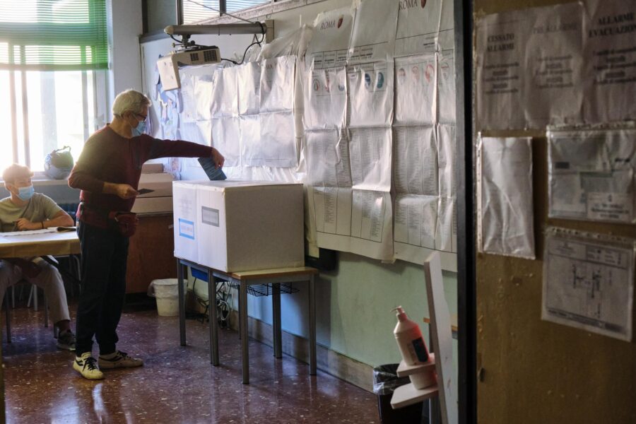Elezioni Roma: affluenza flop nei quartieri periferici, al via il secondo giorno di voto