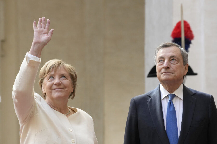 Merkel passa il testimone a Draghi: “Sei tu il capo dell’Europa”