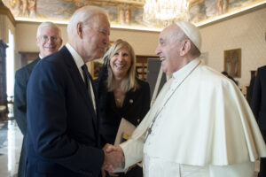 Papa Francesco benedice Biden: migranti, clima ed Europa. C’è grande sintonia nell’incontro in Vaticano prima del G20