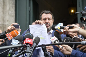 Crisi di governo appena cominciata ma già finita, Salvini fa dietrofront